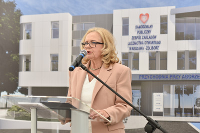 Dyrektor Małgorzata Zaława-Dąbrowska przemawia do gości zgromadzonych podczas wmurowanie kamienia węgielnego