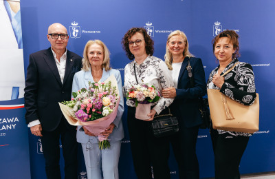 Zaproszeni goście na ściance prasowej wraz z dyrektor SPZZLO Warszawa Żoliborz-Bielany.