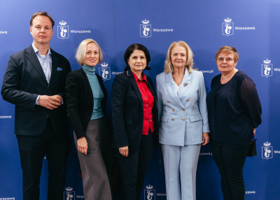 Zaproszeni goście na ściance prasowej wraz z dyrektor SPZZLO Warszawa Żoliborz-Bielany.