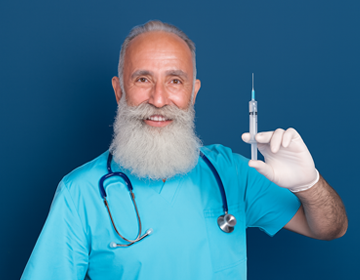 Uśmiechnięty lekarz zachęca do szczepienia przeciw półpaścowi, trzymając strzykawkę na granatowym tle.