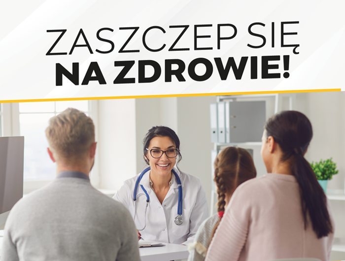 Lekarka w białym fartuchu z stetoskopem na szyi rozmawia uśmiechnięta z rodziną - dwojgiem dorosłych i dzieckiem.