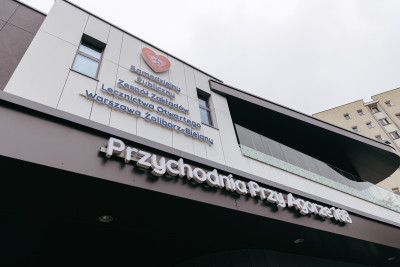 Na tle głównym nazwa przychodni Przy Agorze.