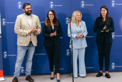 Grupa uczestników konferencji na ściance.