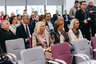 Na tle głównym zbliżenie na gości.