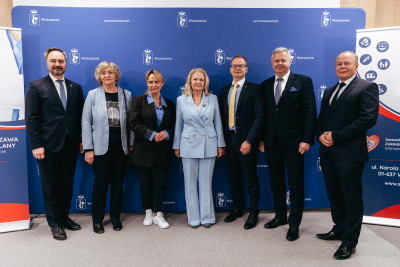 Pamiątkowe zdjęcia dyrektora SPZZLO Warszawa Żoliborz-Bielany z zaproszonymi gości.