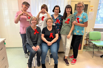 Pracownicy przychodni przy ulicy Felińskiego ubrani na czerwono.