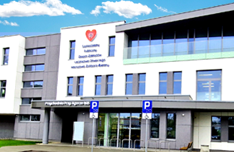 Nowoczesny budynek przychodni bez barier architektonicznych na warszawskich Bielanach.
